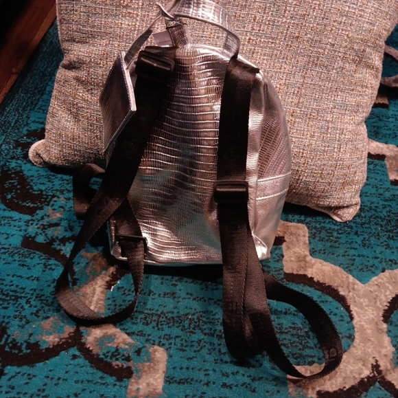Kendal & Kylie Silver NWT poly vinyl croc mini backpack 11 x 8.1/2 x 3.1/2 - Picture 4 of 6
